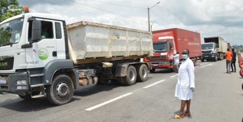 1- Comme cet homme, tous les usagers de cette voie se soumettent au contrôle médical avant d’être autorisés à poursuivre la route.
2- Une vue du péage d’Attinguié, la preuve que la circulation des véhicules a énormément baissée.( DR)