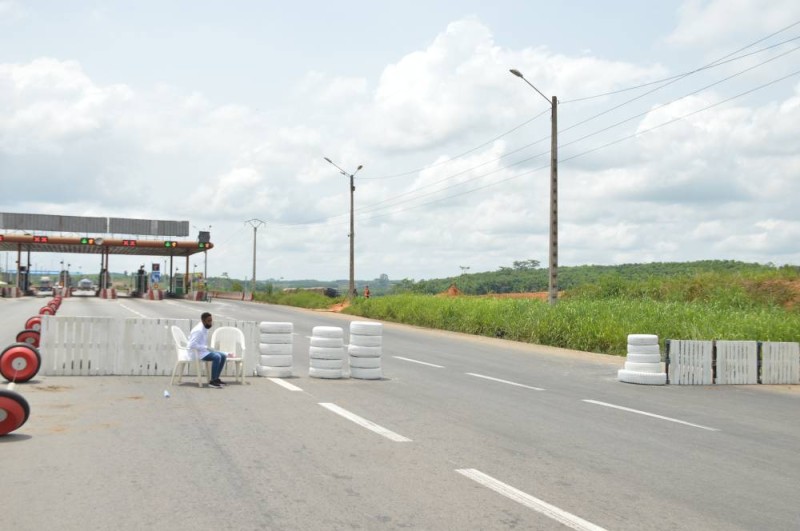 1- Comme cet homme, tous les usagers de cette voie se soumettent au contrôle médical avant d’être autorisés à poursuivre la route.
2- Une vue du péage d’Attinguié, la preuve que la circulation des véhicules a énormément baissée.  
