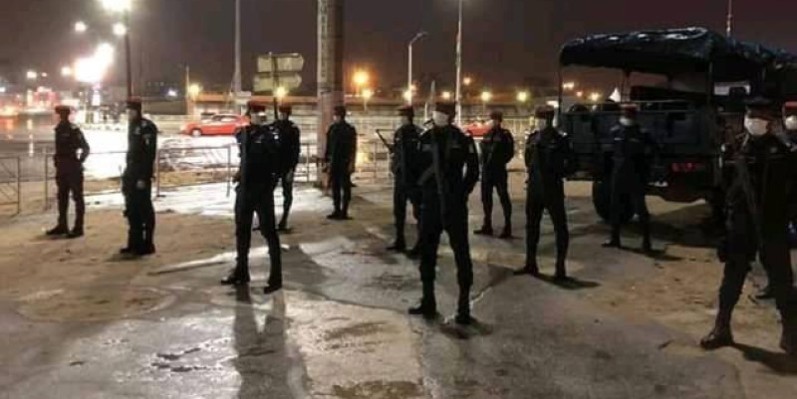 Les forces de l'ordre pendant le couvre-feu