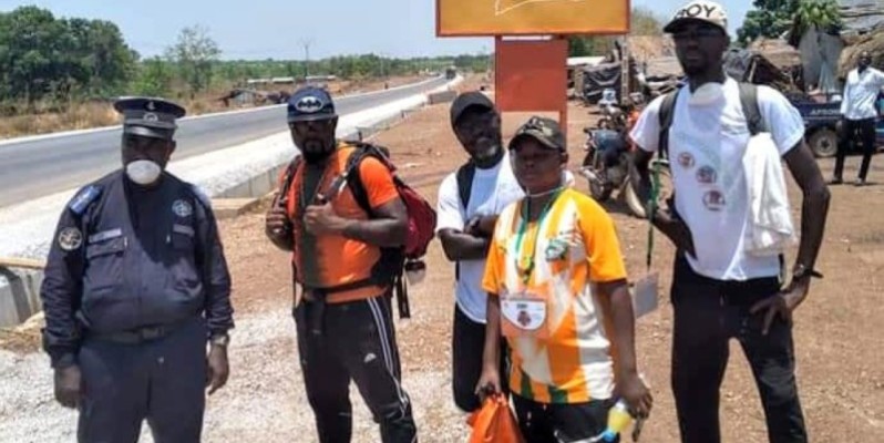 Les Marcheurs de la Paix lors de l’escale de Tiébissou. (DR)