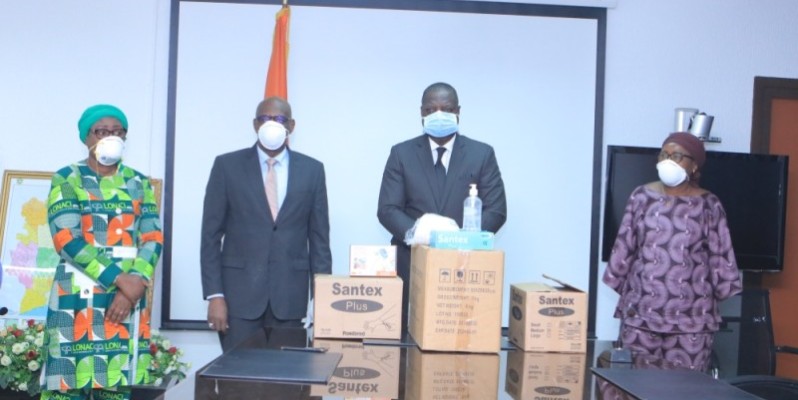 Remise symbolique de l’important don de kits sanitaires au ministère de la Santé et de l’Hygiène publique. (DR)
