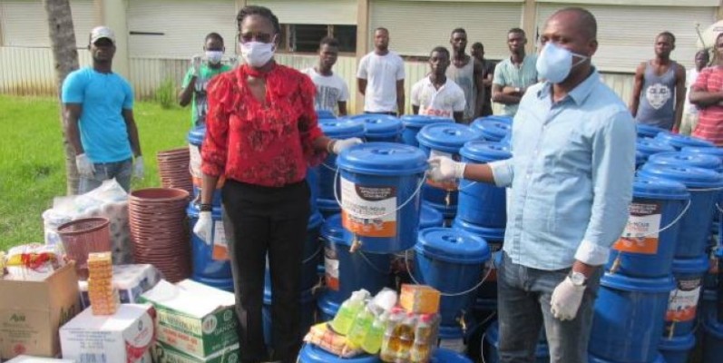 Le don destiné aux étudiants a été réceptionné par le secrétaire général de la Fesci, Saint Clair Allah dit « Gal Makélélé ». (DR)