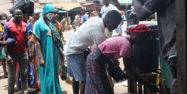 A l'une des entrées du marché, le lavage des mains a commencé. (Joséphine Kouadio)