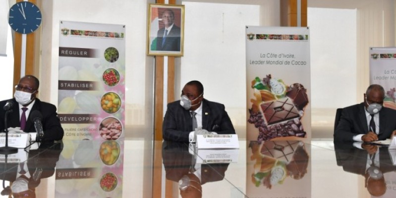 C’est en présence du ministre  Kobenan Kouassi Adjoumani (au centre), que le directeur général du Conseil du café-cacao, Yves Ibrahima Koné (à gauche), a annoncé le nouveau prix bord champ du cacao. (DR)