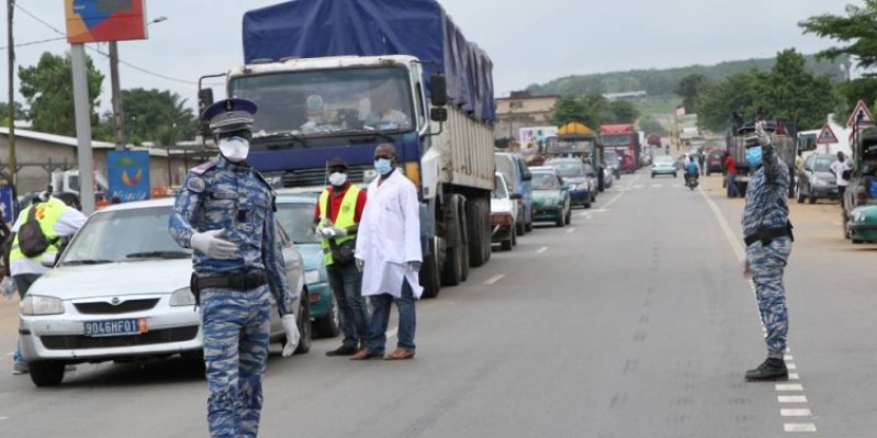 Un des postes de contrôles des forces de l'ordre pour faire appliquer la mesure d'isolement du Grand Abidjan. (Joséphine Kouadio)