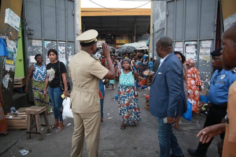 Le Préfet d'Abidjan dans un marché de la capitale économique ivoirienne. (Lebanco.net)