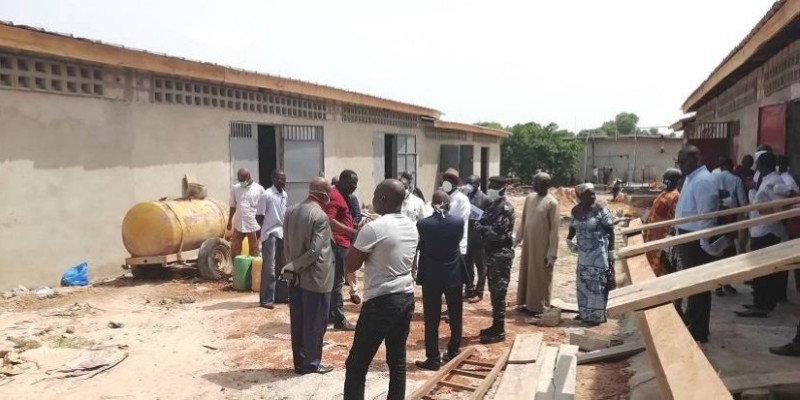 Réception de 12 magasins par le maire de Bouaké, Nicolas Djibo. (AIP)