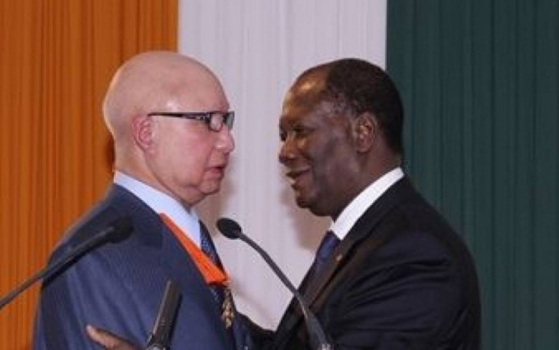 Le Président Ouattara lors d'une distinction de l'ambassadeur Eugene Aidara