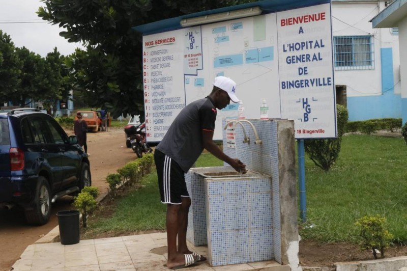 Un visiteur se lavant les mains avant d'avoir accès à l'hôpital. (Bavane)