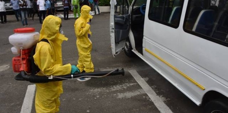 Séance de désinfection de véhicules de transport en commun par l'équipe du Gat. (DR)