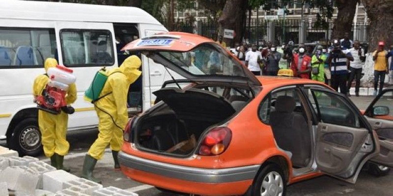 Séance de désinfection de véhicules de transport en commun par l'équipe du Gat. (DR)