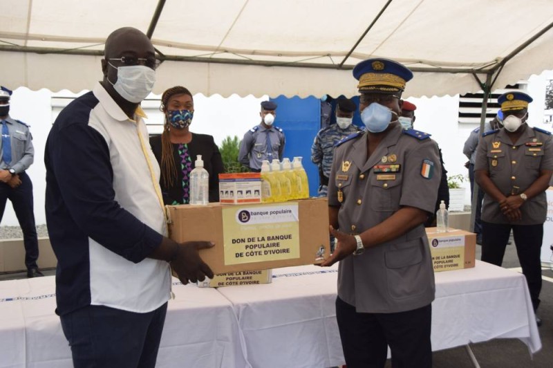 Le Général Apalo recevant des produits de protection. (Sercom gendarmerie)