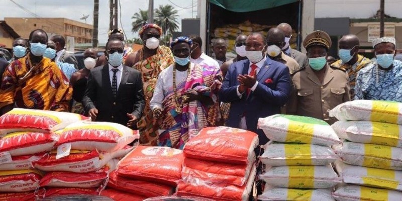 Le ministre Kobenan Kouassi Adjoumani, le ministre Aka Aouélé, le préfet et les chefs de village devant le don fait par le Premier ministre, Amadou Gon Coulibaly. (DR)