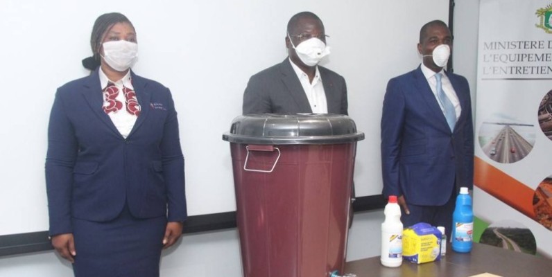 Le ministre de l’Equipement et de l’Entretien routier, Amedé Kouakou (au centre) en face d’un échantillon des kits hygiéniques reçus. (DR)