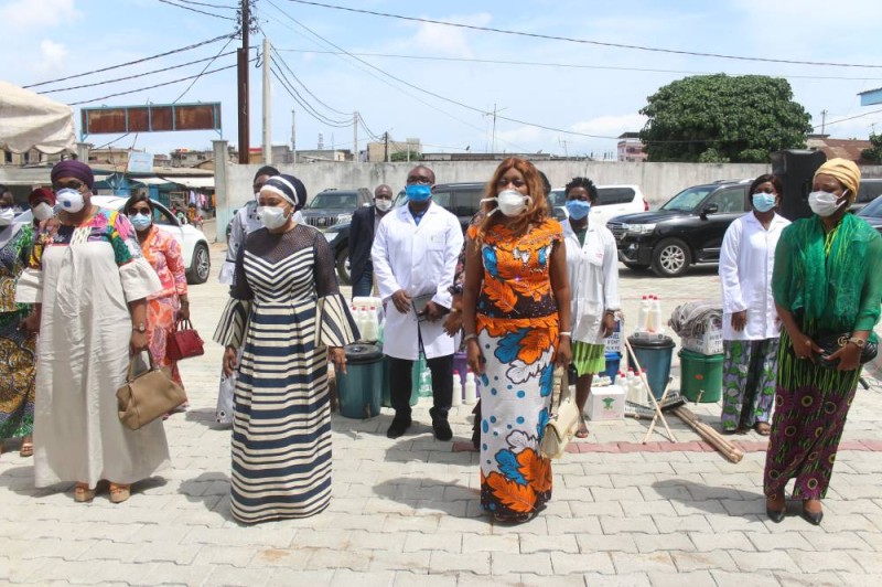 Aïssatou Gon Coulibaly (2e à partir de la gauche) lors de la remise des kits sanitaires aux agents de santé de l'hôpital de Treichville. PHOTO: DR: