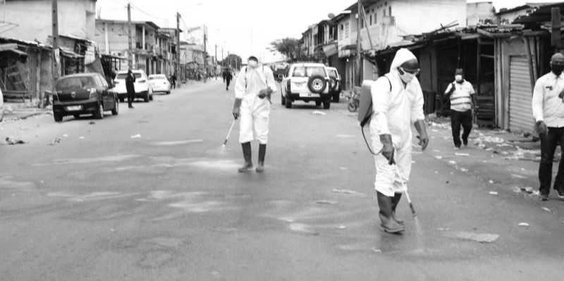 




Les agents de désinfection à la tâche pour assainir le marché de Yopougon Sicogi.