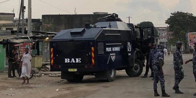 Un blindé de la BAE lors des émeutes au stade éponyme. (DR)