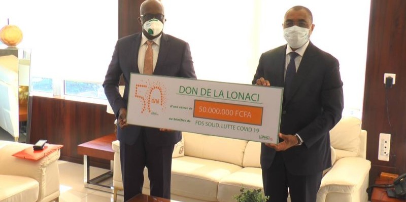 Remise du don au ministre de l’Economie et des Finances, Adama Coulibaly. (DR)