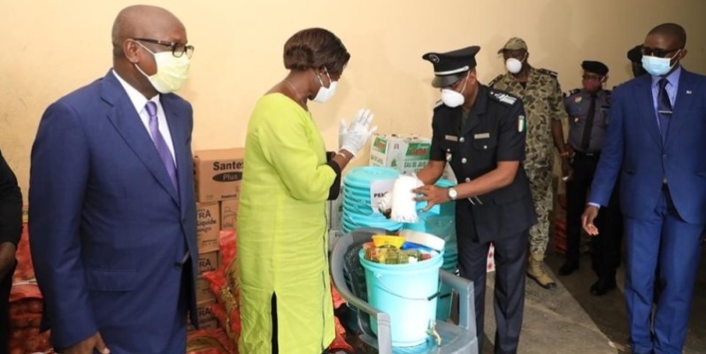 La ministre Mariatou Koné présentant au régisseur de la Maca, un échantillon des dons offerts. (DR)