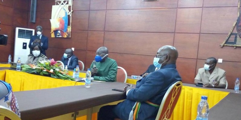 Le peésident de la Cci-ci, Fama Touré (au milieu), lors des échanges. (DR)