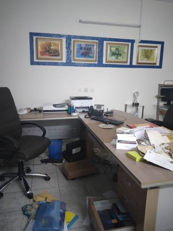 L'état d'un bureau après le passage des bandits