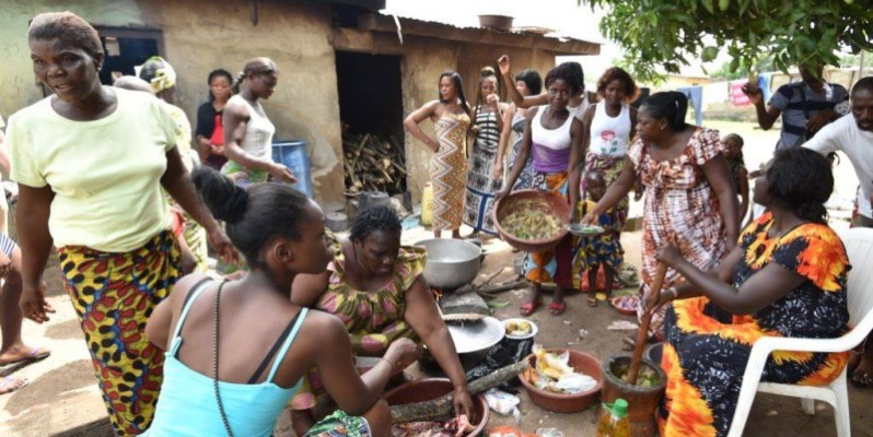 Une famille qui prépare pour "Paquinou" en pays Baoulé.