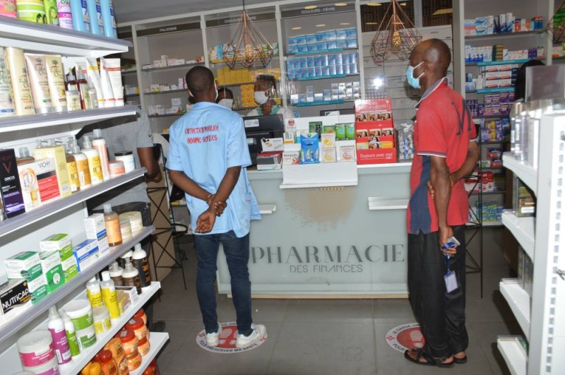 Des clients dans une pharmacie respectent la distanciation. (Julien Monsan)