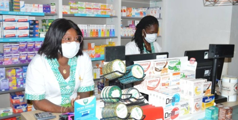 Les employées d'une pharmacie appliquent les mesures barrières. (Julien Monsan)