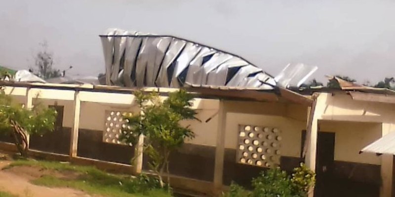 La tornade a décoiffé un groupe scolaire à Alépé. (AIP)