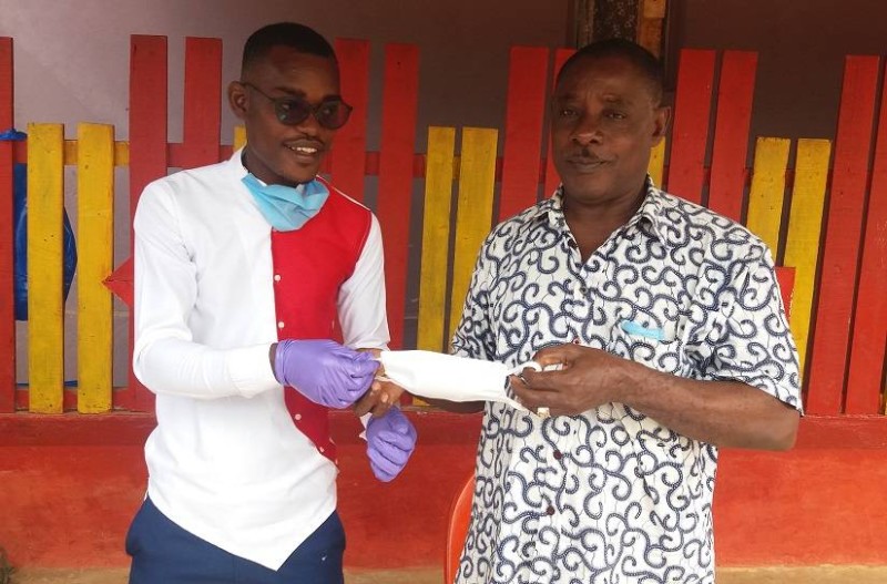 L'AJDAB a offert à la population d'Abobodoumé, des kits sanitaires. (DR)
