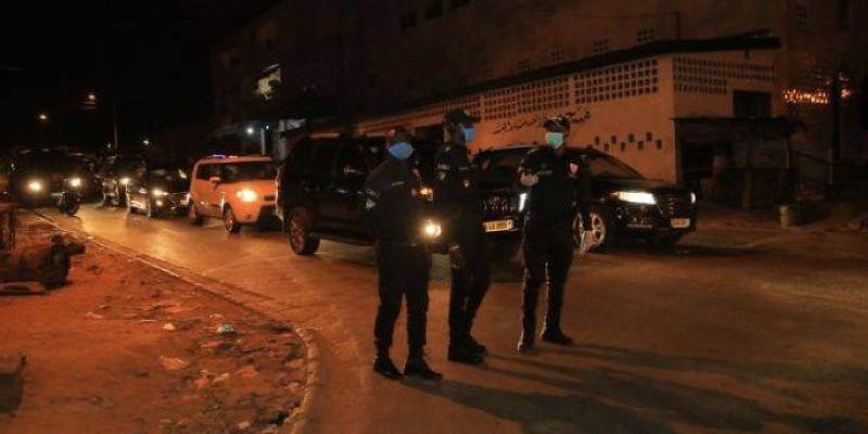 Des policiers en pleine patrouille lors du couvre-feu. (Dr)
