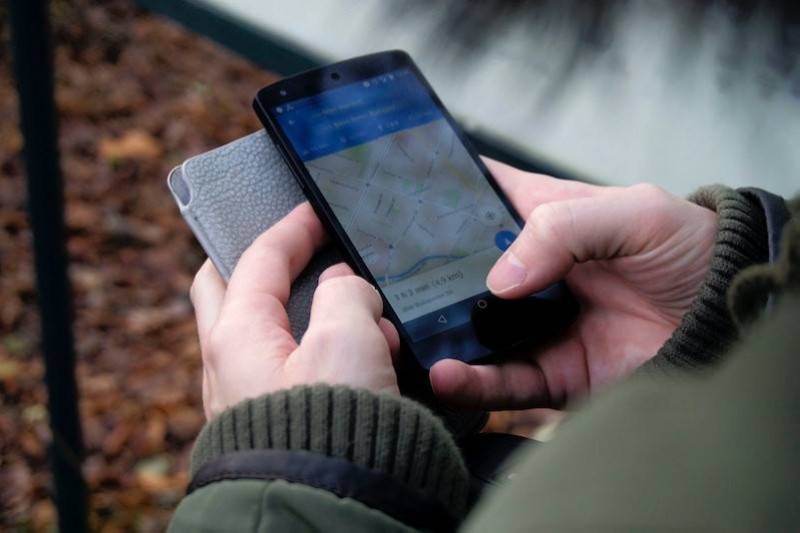 smartphone-outside-hiking-technology (DR)