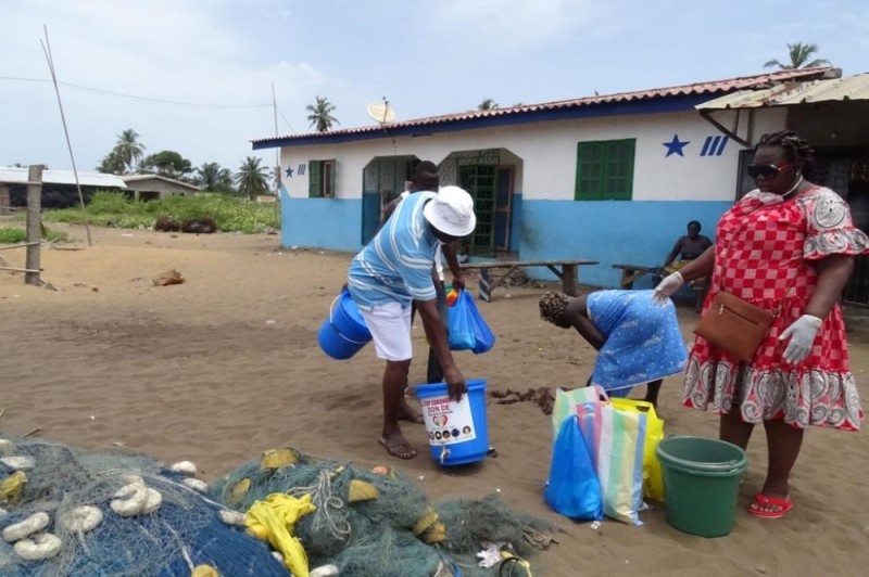 Mme Dagry Geneviève et son Ong Nklo Bakan sillonnent rues, artères et villages de Jacqueville pour faire des dons et sensibiliser les populations. (photos : dr)