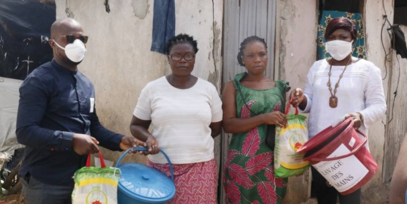 Des veuves du quartier Akelié-Locodjro d'Attécoubé toutes heureuses pour ce geste. (BAVANE)