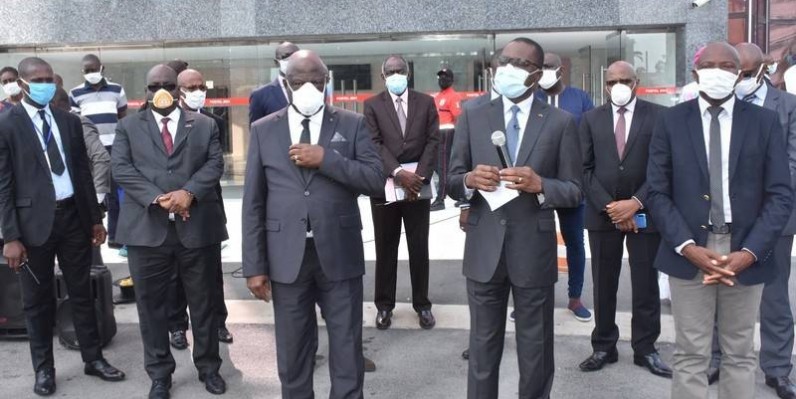 Le ministre Amadou Koné, micro en main s'est adressé, mercredi, aux transporteurs pour les sensibiliser à l'application des mesures barrières au Covid-19. (DR)