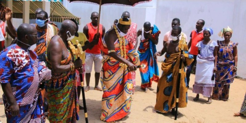 Le roi de Krinjabo invoque les mânes afin de conjurer le mauvais sort. (Sercom)