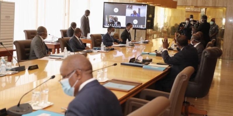 Le conseil des ministres s’est tenu dans son nouveau format. Des ministres au Palais autour du Président et d’autres en visioconférence.
(photo: présidence)