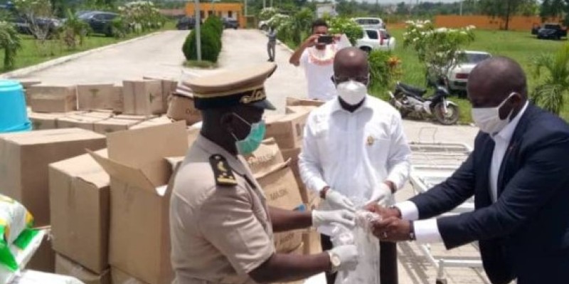 Le président du conseil régional, Pierre Dimba, au milieu en blanc, remettant symboliquement un kit au préfet de région. (Dr)