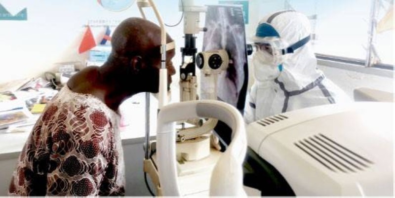 Gong Xianhui, le chef de l'équipe médicale sino-africaine, examiné les yeux d'un patient local, le 7 avril 2020. (Photo fournie par l'équipe d'aide médicale Chine-Afrique)
