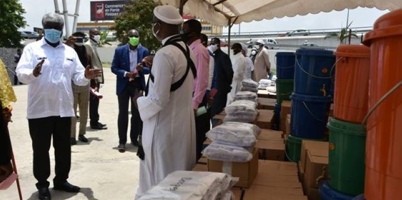 Le gouverneur du district d'Abidjan, Robert Beugré Mambé (chemise blanche), donnant des consignes après la remise des dons. (DR)