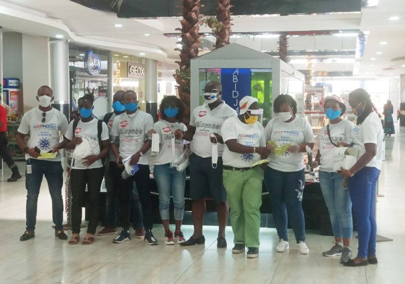 Les membres de l'Ong "Les gestes de vie" et son partenaire Asepro225 à Abidjan Mall (Ph: Salif D. CHEICKNA)