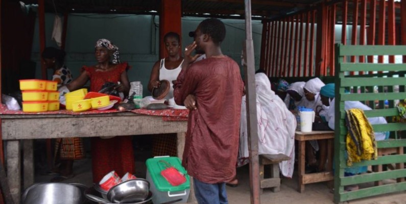 Kiosques à café continuent de faire le plein de clients à Adjamé (Photos: Julien Monsan)