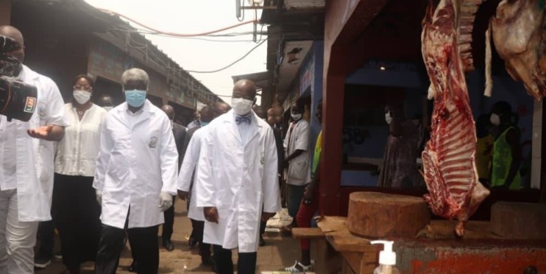 Moussa Dosso (au milieu) , ministre des Ressources animales et halieutiques, à l'abattoir de Port-Bouët. (DR)