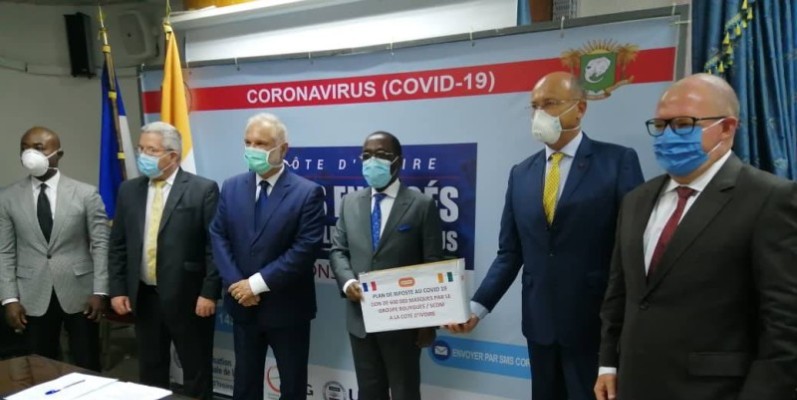 Le ministre de la Santé et de l'Hygiène publique a réceptionné le don symbolique en présence de l'ambassadeur de France en Côte d'Ivoire (1er à sa droite).