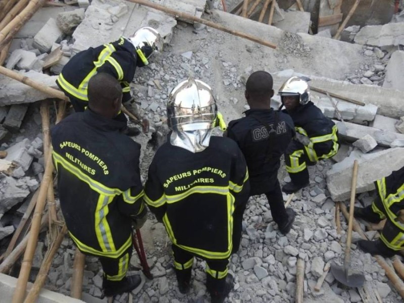 Des sapeurs-pompiers poursuivent la fouille. (Photo d'archives)