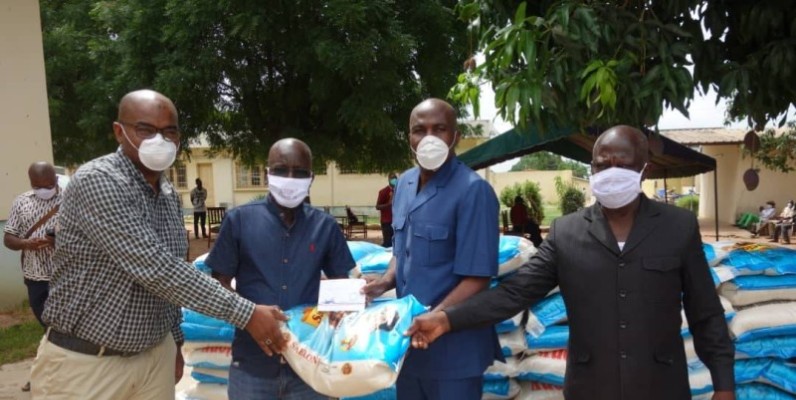 Une vue du don du ministre Kobenan Kouassi Adjoumani aux artistes du Zanzan. (DR)