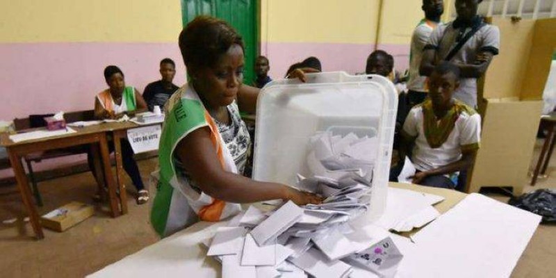 Dans un bureau de vote de la CEI