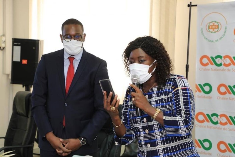 Le ministre Mariatou Koné échangeant avec des bénéficiaires heureux d’avoir reçu leurs dépôts d’argent. (DR)