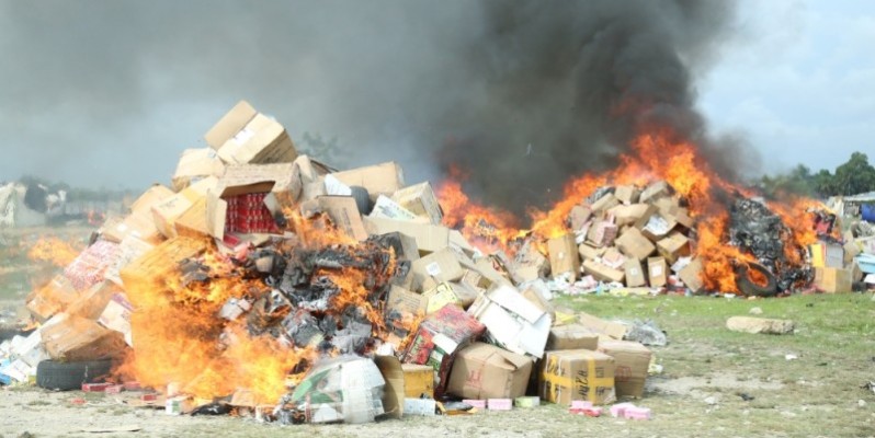 Des produits prohibés saisis par les Douanes ivoiriennes en train d’être consumés par les flammes. (DR)