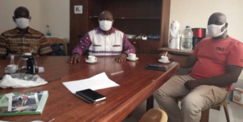 Pour Penatirgué Soro, PCA de l’Anacaci (au centre), seule la mise en place d’un comité de suivi permettra une répartition équitable de ce fonds.
